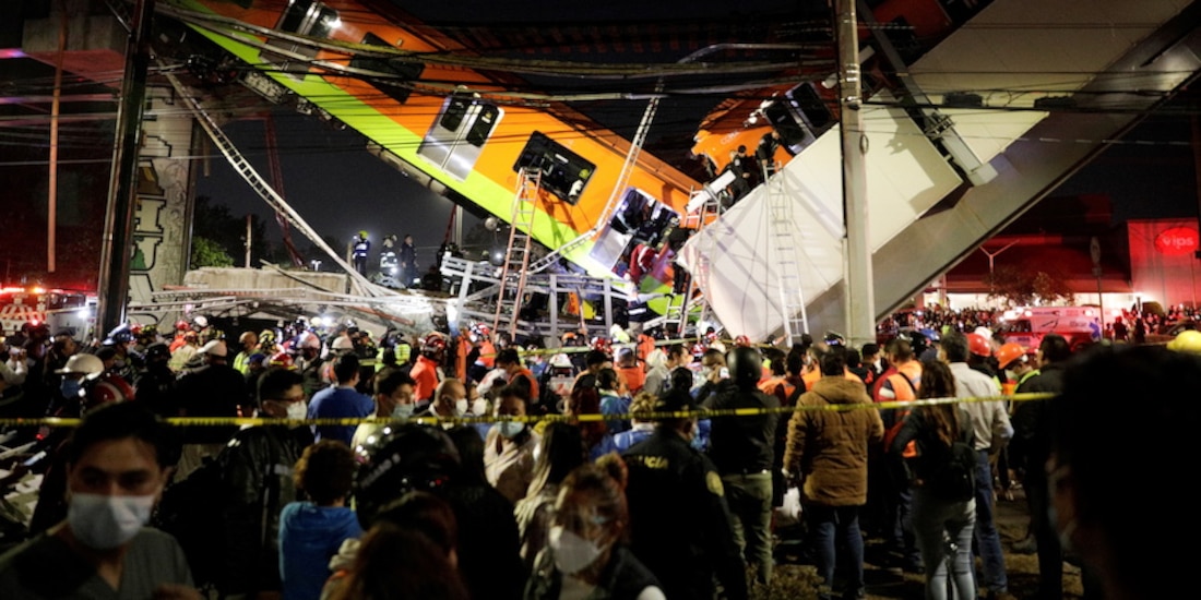 Los vagones del Metro que cayeron anoche al colapsar la estructura de la llamada Línea Dorada, que pasa encima de la avenida Tláhuac.
