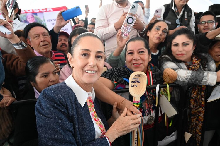 La Presidenta Claudia Sheinbaum destaca a las mujeres como base de la sociedad mexicana.