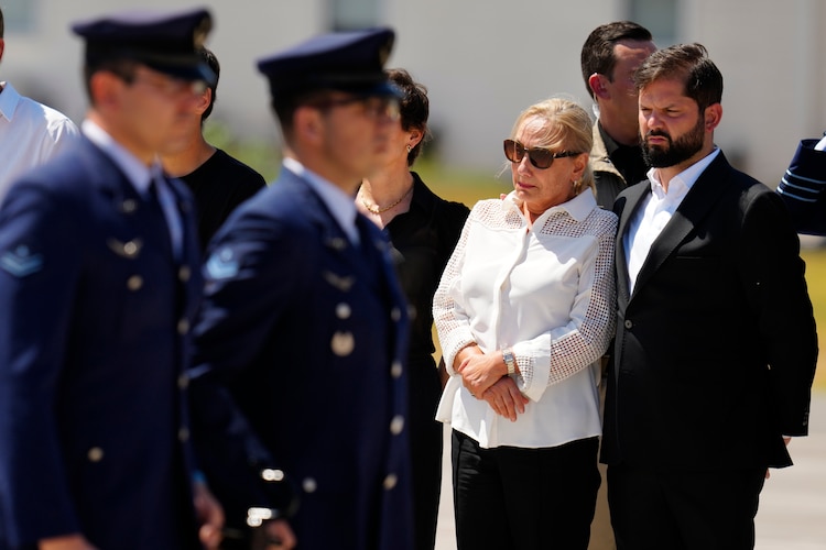 El momento más emotivo se dio cuando el Ejecutivo, Gabriel Boric, dio un efusivo abrazo a la viuda de su antecesor, Cecilia Morel, a quien acompañó en todo momento para externarle su pésame por la pérdida irreparable tras el accidente aéreo