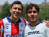 El Cata Domínguez posa con su hijo, Julio, en el Atlético de San Luis vs Pumas Sub-21.