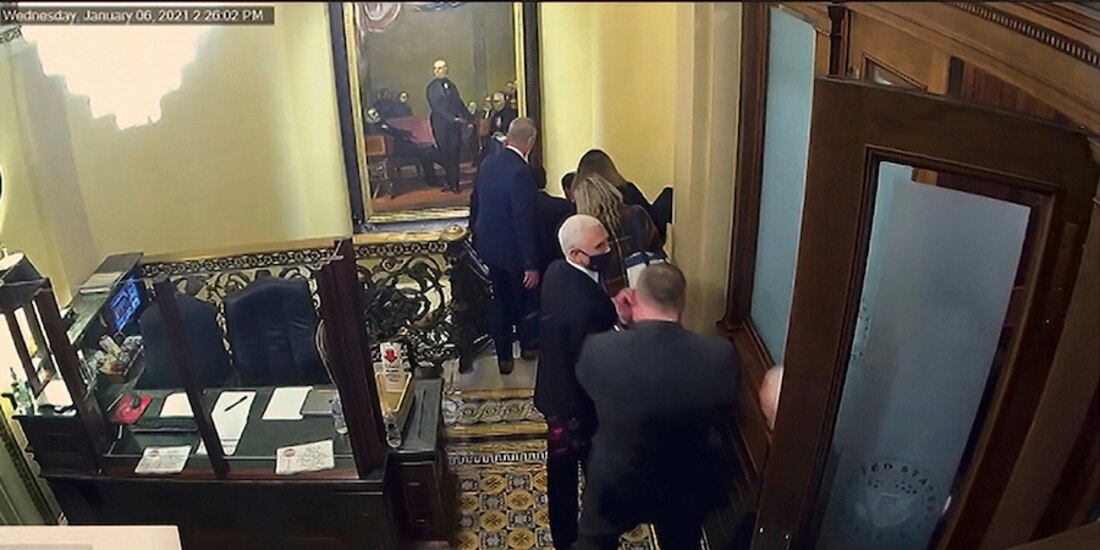 El entonces vicepresidente Mike Pence es trasladado junto a su familia a una zona segura por un equipo especial.