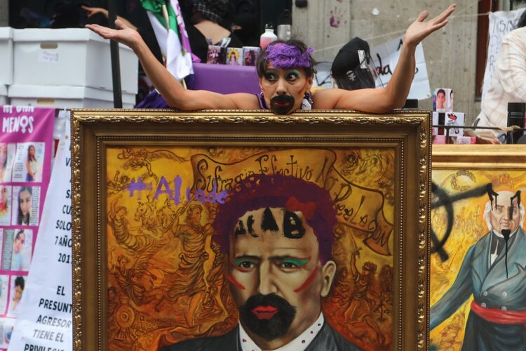 Durante el quinto día de la toma de las instalaciones de la CNDH la artista Flor de Fuego realizó un performance alusivo a la pintura intervenida de Francisco I. Madero.