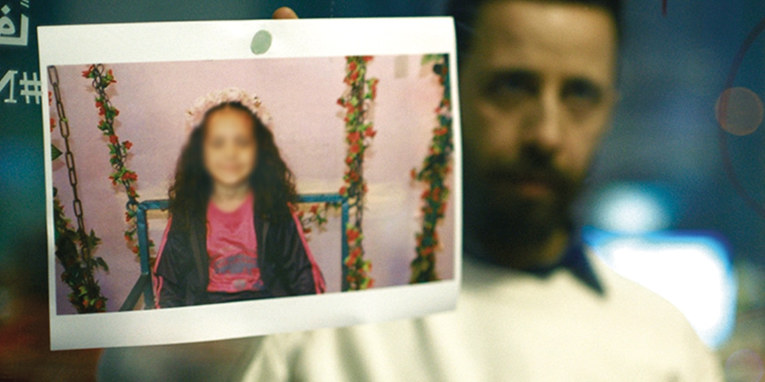 Tras un ataque en Gaza, la pequeña de seis años Hind Rajab permaneció
atrapada en un vehículo junto a los cuerpos inertes de sus familiares