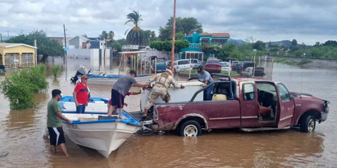 Pobladores de Empalme rescatan, en lanchas y camionetas, algunas de sus pertenencias, ayer.