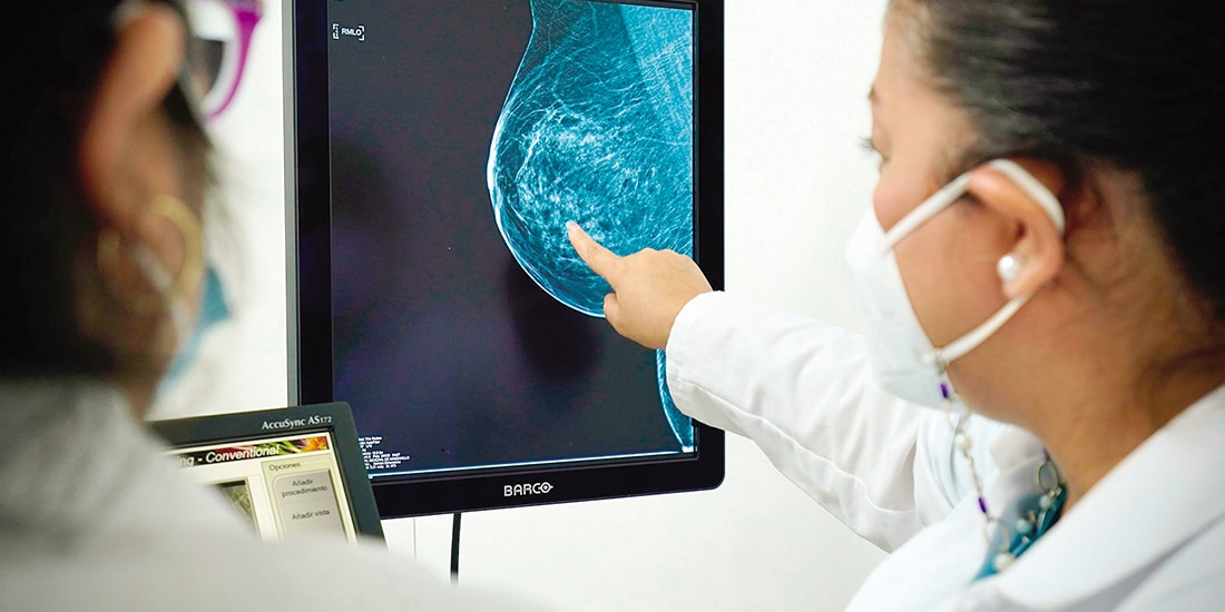 Una médica del IMSS analiza una mastografía, en octubre del 2024.