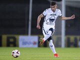 Johan Vásquez durante un partido con Pumas en el pasado Torneo Guard1anes 2021 de la Liga MX.