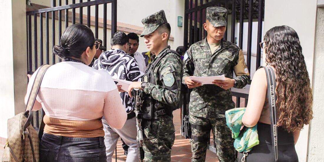 Miembros de las fuerzas armadas revisan a los empleados que ingresan a las instalaciones del Consejo Nacional Electoral (CNE), el pasado 8 de diciembre.