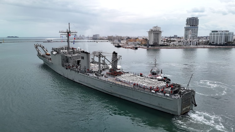 México envía ayuda humanitaria a Cuba en buques ARM Huasteco y ARM Papaloapan.