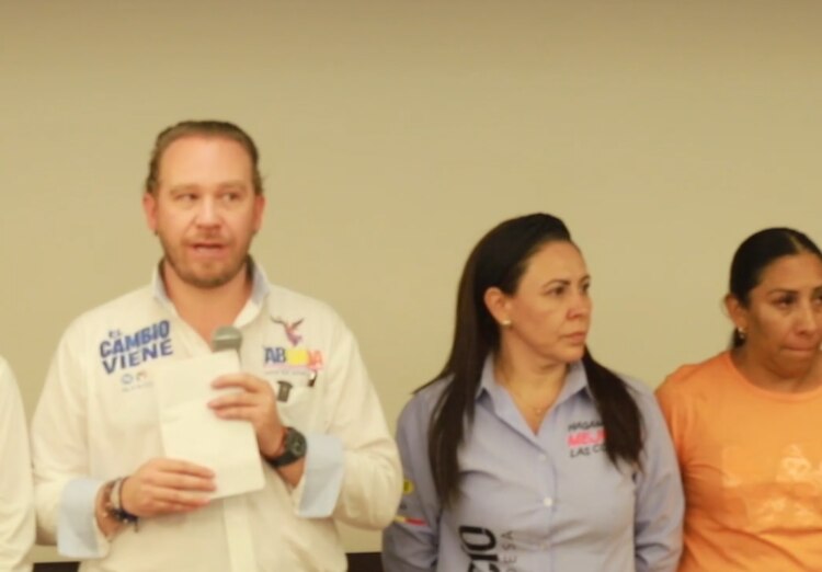 Santiago Taboada en conferencia de prensa donde denunció la fabricación de un delito en contra de una líder de comerciantes de La Merced