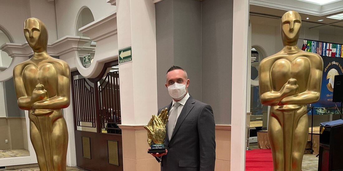 Adrián Rubalcava, alcalde de Cuajimalpa, con su premio otorgado por la Global Quality Fundation.