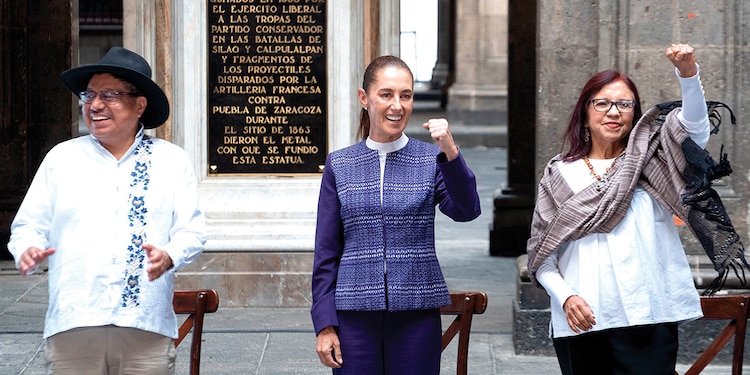 Adelfo Regino Montes, director general del INPI; la Presidenta Claudia Sheinbaum, y Leticia Ramírez Amaya, secretaria de Bienestar, ayer, en Palacio Nacional.