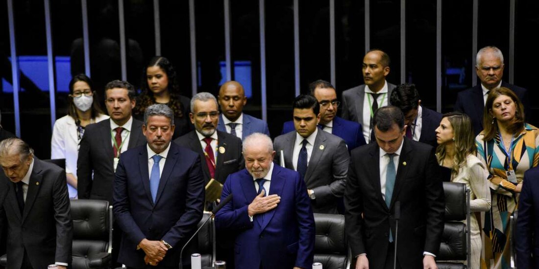Luiz Inácio Lula da Silva (centro) jura como presidente de Brasil.