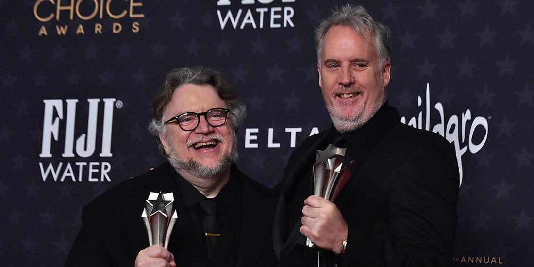 Guillermo del Toro (izq.) y Mark Gustafson posan con su distinción.