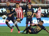 Fernando Beltrán conduce el balón en el más reciente Chivas vs. Pumas.