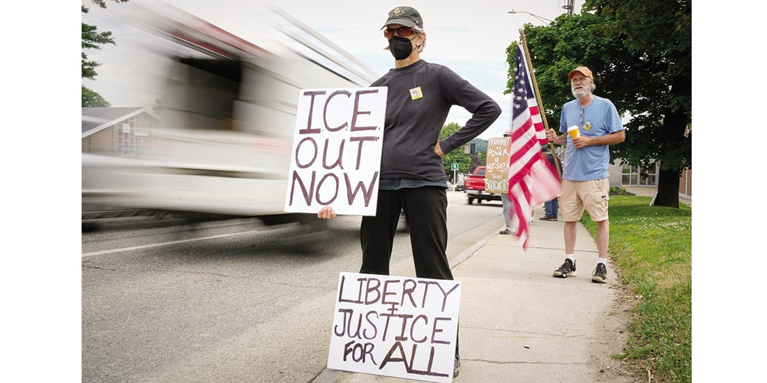 Activistas protestaron contra el ICE frente al edificio Edmund Muskie, ayer.