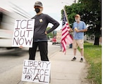 Activistas protestaron contra el ICE frente al edificio Edmund Muskie, ayer.