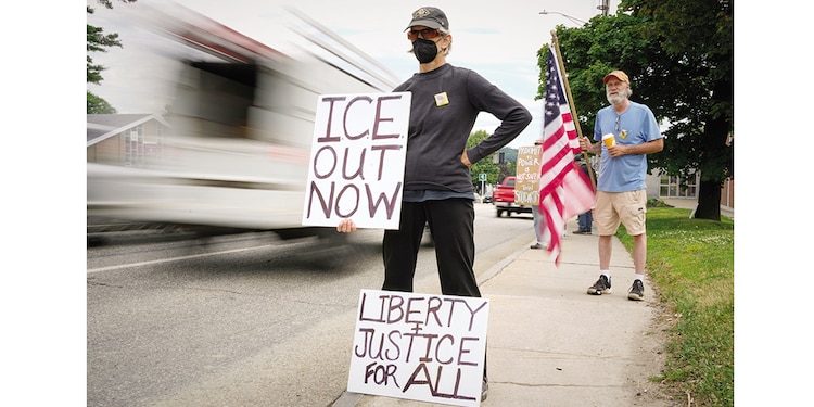 Activistas protestaron contra el ICE frente al edificio Edmund Muskie, ayer.