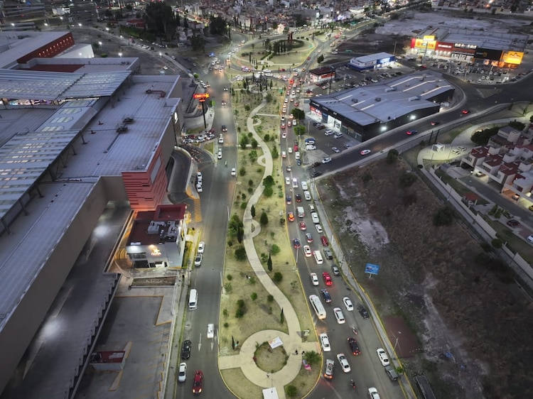Con la instalación de 342 lámparas LED, el gobierno de Ecatepec devuelve la seguridad nocturna a la avenida Libertadores de América.