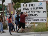 Personas llenan formularios en un sitio móvil de pruebas de coronavirus en la Universidad de Medicina, en Los Ángeles, ayer.
