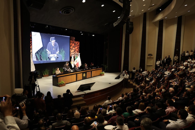 El Dr. Kershenobich durante la ceremonia en Tampico, ciudad clave en su formación académica y humana.