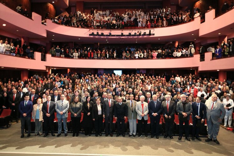 Gobernador Américo Villarreal encabezó la ceremonia en el teatro Amalia G. de Castillo Ledón.