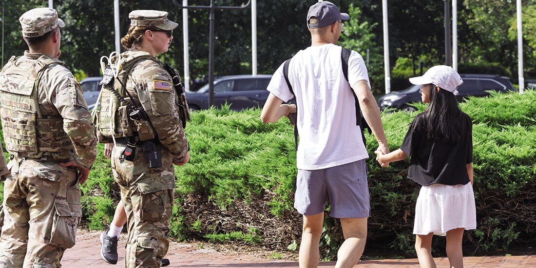 Una joven observa al personal de la Guardia Nacional en la entrada de la Estación Unión, ayer.