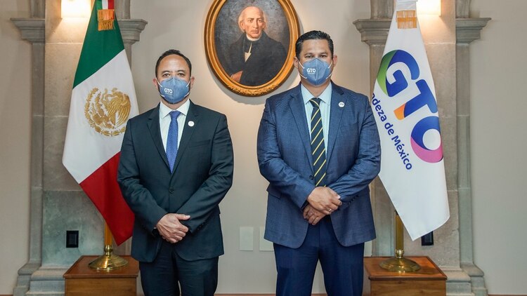 (Izq. a der.) El maestro Jorge Enrique Hernández Mezal y gobernador del Guanajuato, Diego Sinhue Rodríguez Vallejo.