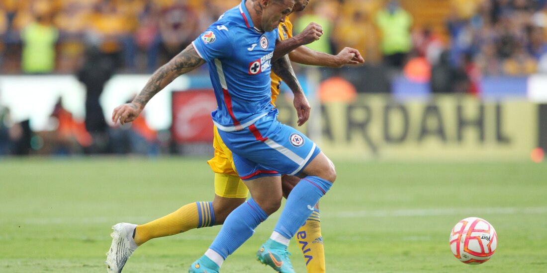 Tigres y Cruz Azul se vieron las caras en la cancha del Estadio Universitario.