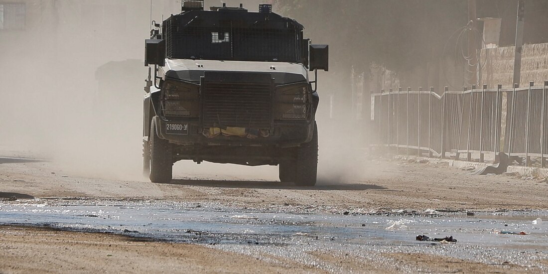 Fuerzas israelíes ingresan a territorio palestino en Cisjordania, ayer.