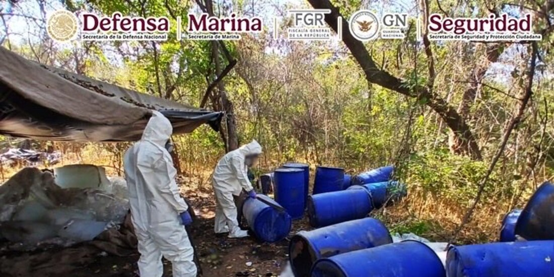 Elementos del Gabinete de Seguridad trasladan drogas y sustancias químicas aseguradas en operativos en Culiacán y Cosalá.