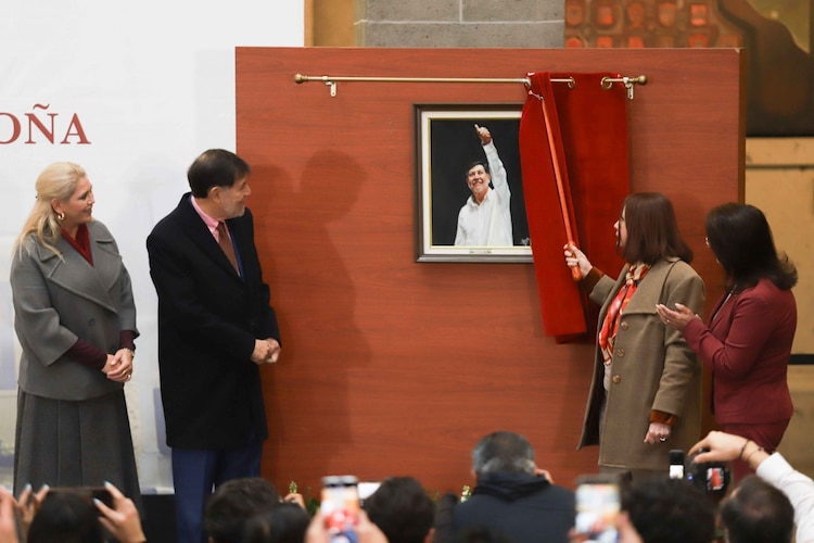 Develan retrato oficial del senador Gerardo Fernando Noroña como presidente del Senado de la República entre 2024 y 2025.