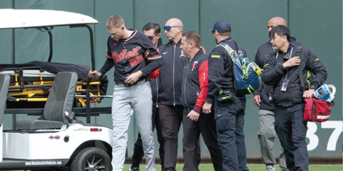 MÉDICO ayuda al pelotero para que suba al carrito después del golpe, ayer.