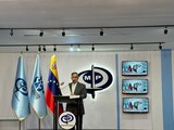 El fiscal Tarek Saab muestra en conferencia la documentación de la acusación contra el presidente argentino, ayer.