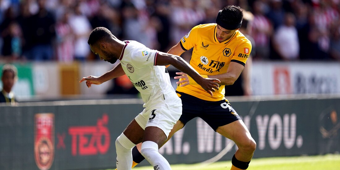 Raúl Jiménez en el partido de Wolves vs Brentford en la Premier League