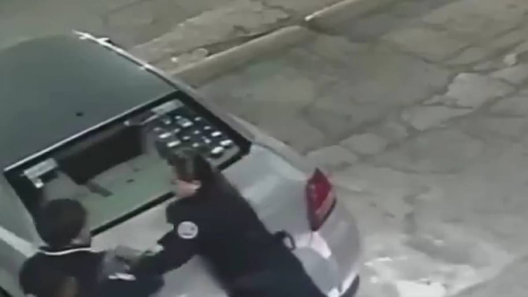 Un joven es intervenido por dos elementos de la policía