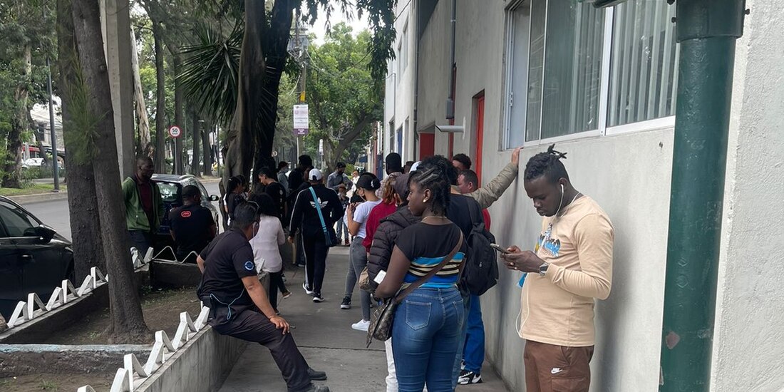 El martes, migrantes hicieron fila para esperar su turno a pasar en la Comar de Iztapalapa.