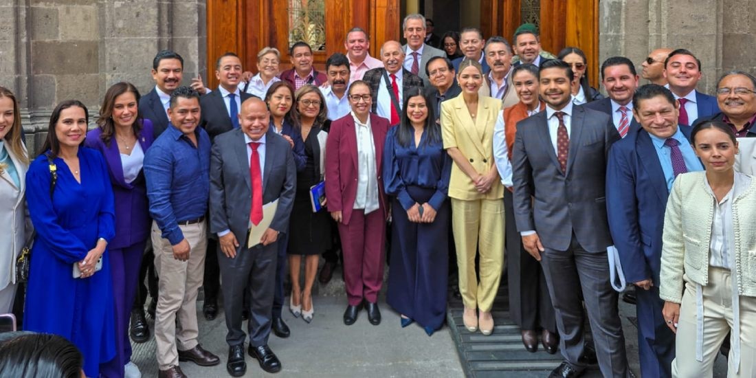 Azucena Cisneros se reúne con Claudia Sheinbaum en Palacio Nacional.