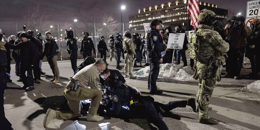 Agentes federales de migración detienen a un manifestante la noche del jueves, en Minneapolis.