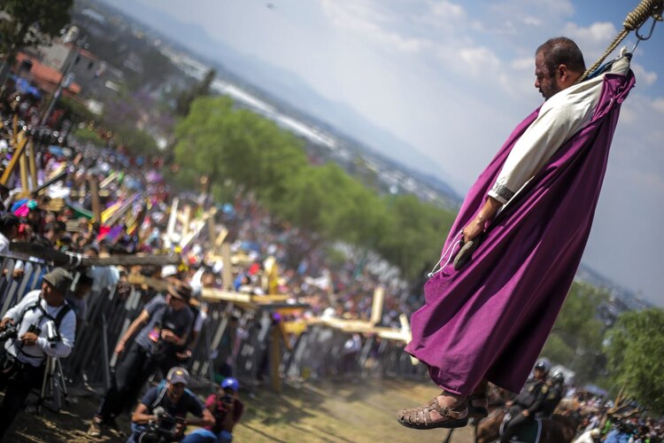 El actor que da vida a Judas en la escena en que se suicida.