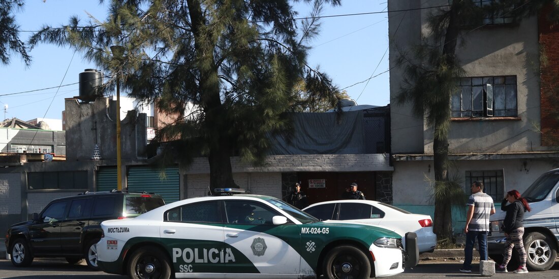Dos personas fueron asesinadas en una presunta riña durante una fiesta al interior de una casa ubicada en Norte 25 y Avenida Industria, en la colonia Moctezuma segunda sección, en la alcaldía Venustiano Carranza.