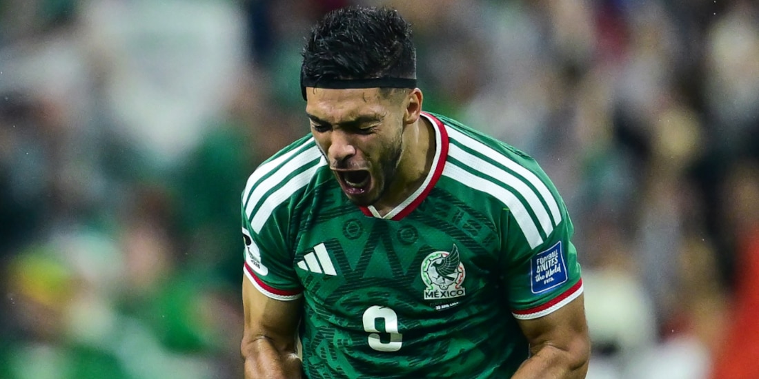 Raúl Jiménez celebrando su gol ante Ecuador.