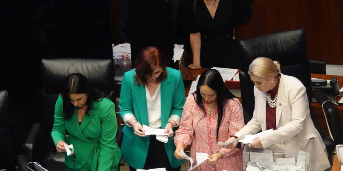 Personal de la cámara realiza el recuento de votos, ayer, en el Senado.