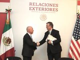 Alejandro Mayorkas y Marcelo Ebrard se estrechan la mano, ayer, en la SRE.