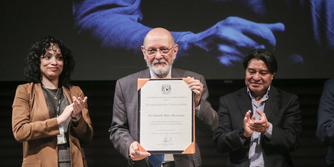 Eduardo Matos Moctezuma (al centro), ayer, al recibir la distinción.