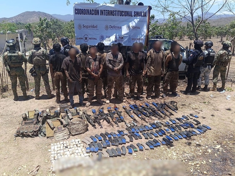 Detienen a 13 presuntos integrantes de "Los Chapitos", en Mazatlán, Sinaloa.