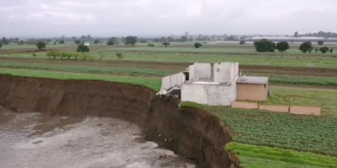 Para este jueves, el socavón originado en Santa María Zacatepec, Puebla, tenía un diámetro de aproximadamente 80 metros.