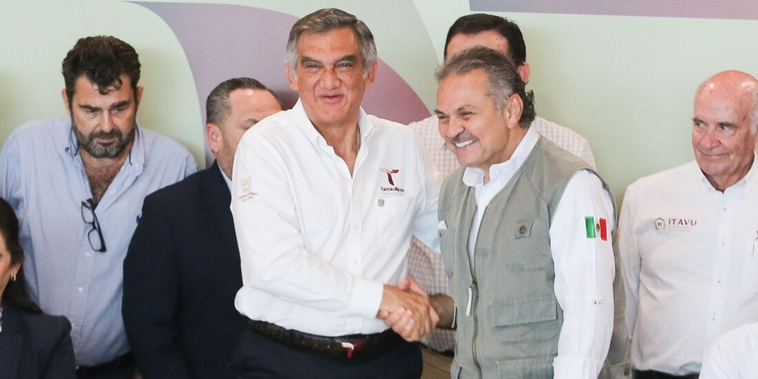 Américo Villarreal y director del Infonavit se reúnen con desarrolladores de viviendas.