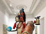 La instalación Hindu Deity, de Ravi Zupa.