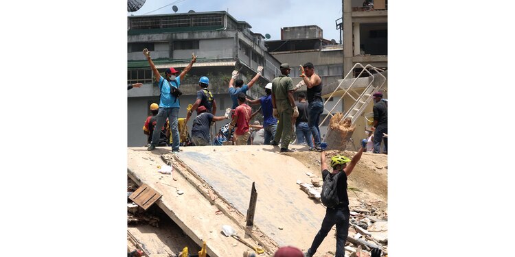 Rescatistas en el lugar de un edificio derrumbado, ayer.