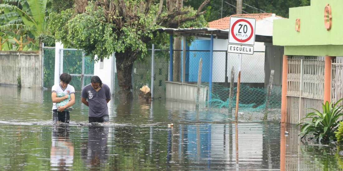 Regiones de Villahermosa se encuentran bajo el agua debido a los frentes fríos que azotan a la región.
